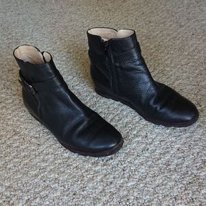 Amalfi by Rangoni black leather Ankle Booties size 6.5